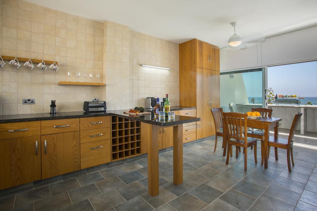 Larnaca Sunshore Beachfront Suite オロクリニ 部屋 写真