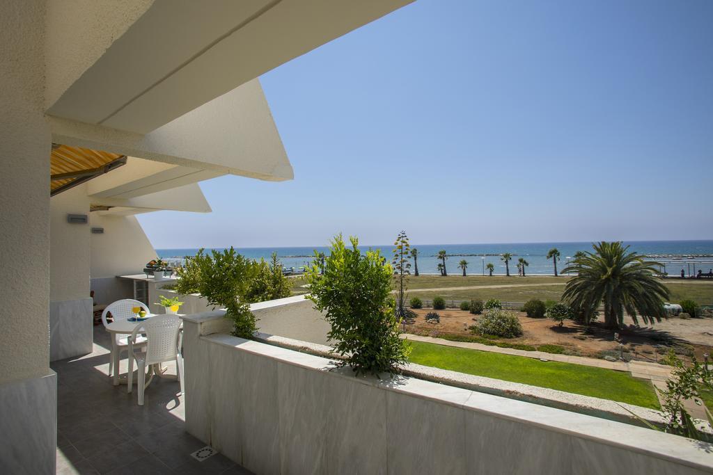 Larnaca Sunshore Beachfront Suite オロクリニ 部屋 写真