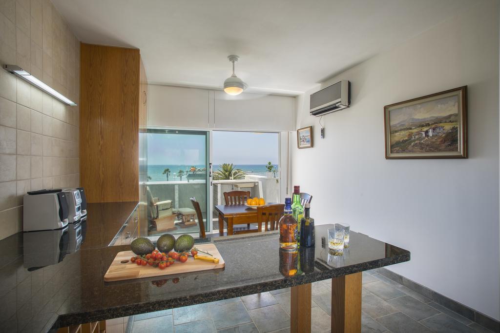 Larnaca Sunshore Beachfront Suite オロクリニ 部屋 写真