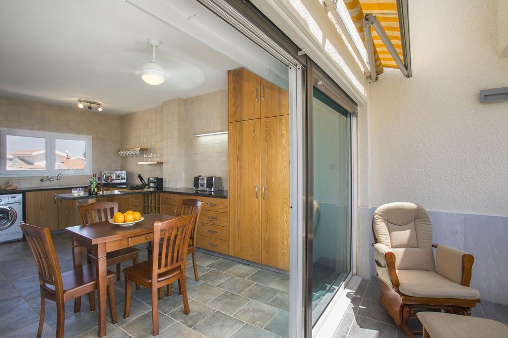 Larnaca Sunshore Beachfront Suite オロクリニ 部屋 写真